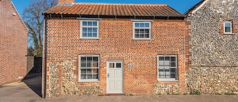 Sandpiper's Cottage: A semi-detached traditional brick & flint cottage.