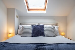 Hayloft Cottage, Wells-next-the Sea: Bedroom two with a 5' king-size bed which can be made up as twin beds