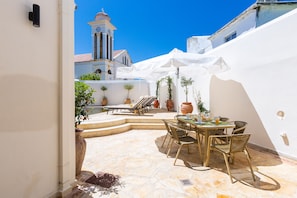 A few tavernas are available within walking distance from the Villa.