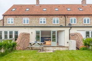 Picarini, Burnham Overy Staithe: South facing fully enclosed garden