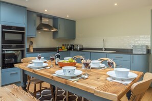 Picarini, Burnham Overy Staithe: Pretty kitchen with seating for six