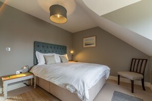 Picarini, Burnham Overy Staithe: King-size bed in the master bedroom