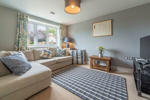 Kitty Coot, Burnham Overy Staithe: Snug with corner sofa and television