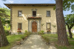 The front of the villa