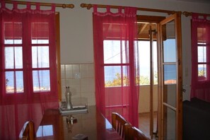 kitchen,dining area 