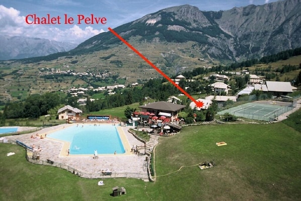 Le chalet le Pelve à 50m  de la piscine et des courts de tennis. Hiver 150m  RM 