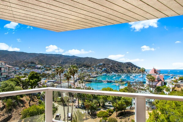 122MT - Balcony Harbor View