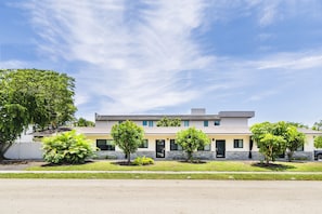 Vista frontal de la propiedad