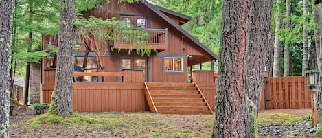 Welcome to Alpen Bliss, a woodsy riverside retreat in Greenwater, WA.