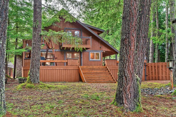 Welcome to Alpen Bliss, a woodsy riverside retreat in Greenwater, WA.