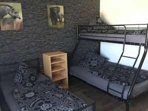 Schlafzimmer 1 mit breitem Etagenbett und Einzelbett