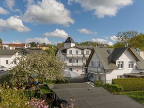 Blick auf die Pensionsanlage mit Vorder- und Hinterhaus