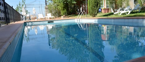 Piscina y solarium Los Cortijos