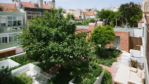 You'll have access to this communal outdoor garden where you can enjoy an afternoon drink.
#outdoor #garden #portugal #pt #lisbon
