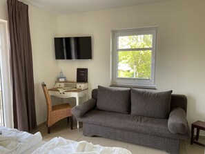 Zimmer 1 3 5 7 mit frz Balkon .ot Aufbettungscouch