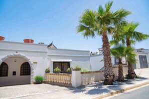 Villa Hibiscus is located in a quiet, residential neighborhood, giving you the utmost peace and privacy.