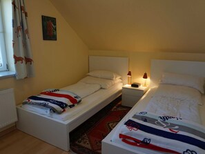 Schlafzimmer mit 2 Einzelbetten im 1. OG