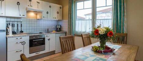 Essentich und Kuechenzeile in der FeWo S5 bis S8, der 85qm großen Ferienwohnung mit Meerblick.