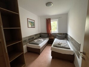 Schlafzimmer mit 2 einzeln stehenden Betten