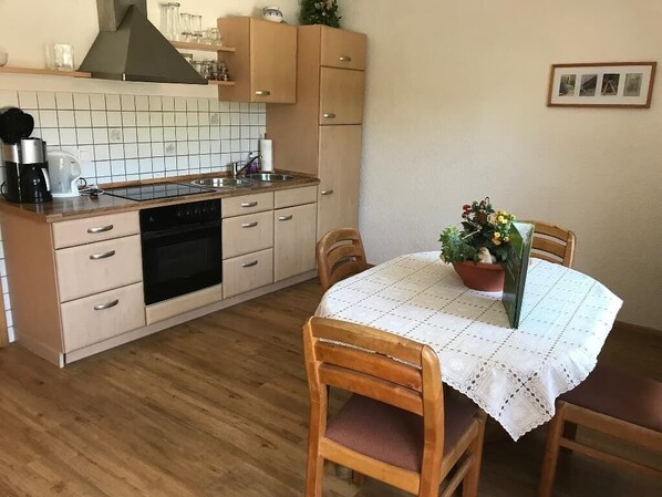 Ferienwohnung Wiesengrund-Küche und Essbereich