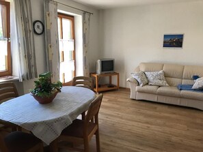 Ferienwohnung Wiesengrund-Wohn- und Essbereich