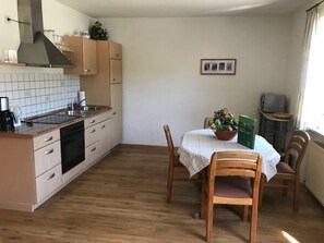 Ferienwohnung Wiesengrund-Küche und Essbereich