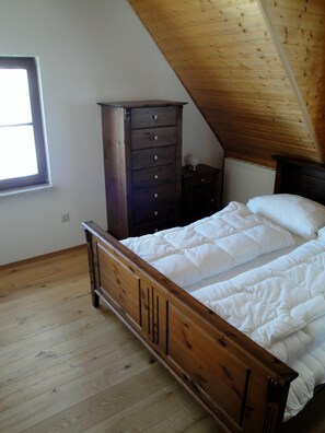 Schlafzimmer 1