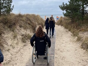 mit dem Rollstuhl an den Strand