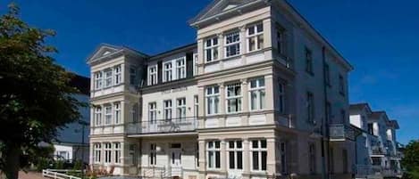 Außenansicht der Villa Ahlbeck von der Stresemannstraße