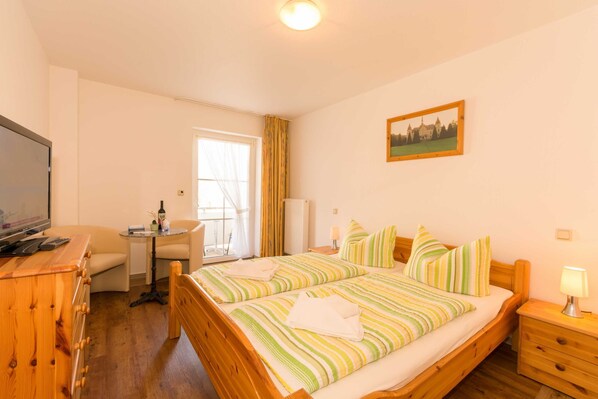 Doppelzimmer mit kleiner Sitzecke; Bad, Dusche und WC