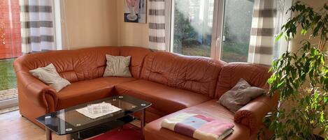 Wohnzimmer mit Essbereich und Couchgarnitur