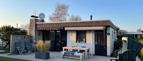 Das schöne Ferienhaus vor dem Deich in Tossens von der Südseite aus fotografiert.