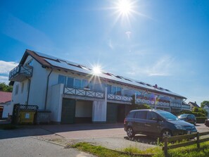 Der Blick auf die Südfassade wom Haus Pappelwende
