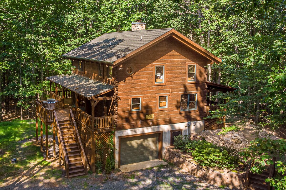 Luxury cabin in the woods, 2 bedrooms plus loft