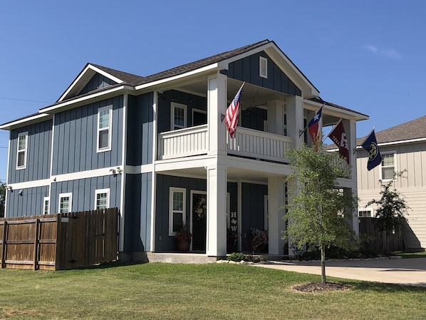 Howdy House-5Bed/ 5 1/2 Bath/6 Blocks to Kyle Field