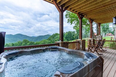 Bear Tracks- Eagles Nest amenities, Hot Tub, Fire Pit, amazing views ...