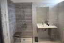 salle de bain et WC aménagés pour les PMR ; douche à l'italienne