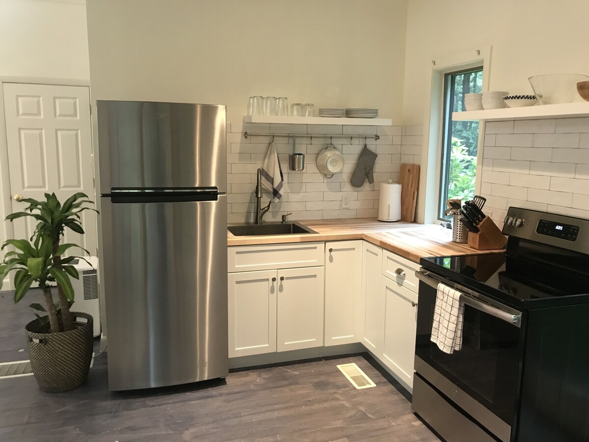Peaceful Guest House Cottage, w air conditioning and only 0.2 to private beach!