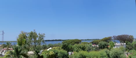 Veduta dal Balcone Frontale del Lago e del Mare.