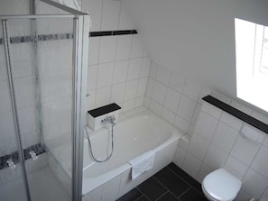 Bad mit Dusche und in einigen in  einigen Wohnungen (25 o und 27 o) sogar mit Dusche und Wanne 