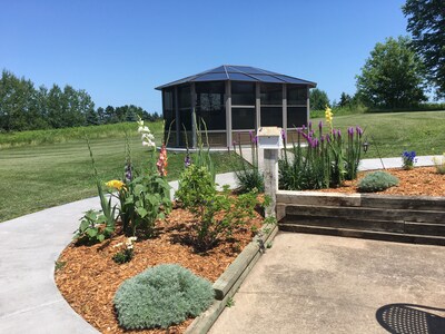 Romantic getaway! With gorgeous views from the newly added Hot Tub! 