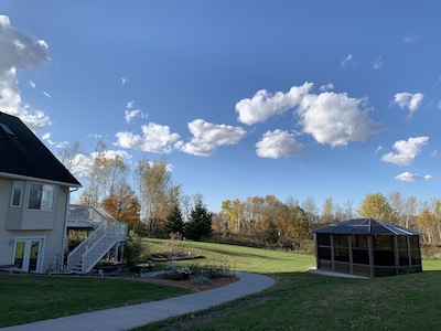 Romantic getaway! With gorgeous views from the newly added Hot Tub! 