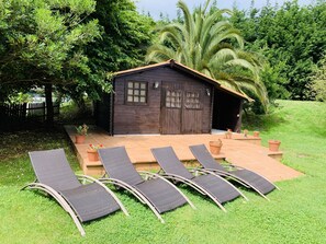 Jardin 5000m2, con piscina, cama elástica, campo de fútbol y cabaña de juegos 