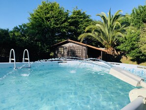 Piscina exterior y cabaña de juegos para niños 