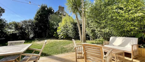 Terrasse, salon de de jardin et table à manger