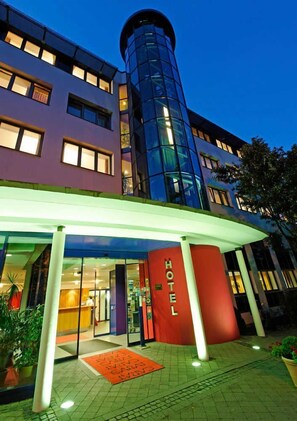 Außenansicht bei Nacht