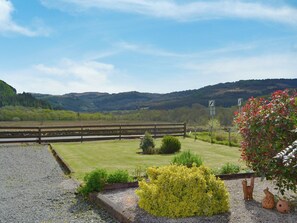 Pretty garden with beautiful views | Glen View Cottage, Stromeferry, near Kyle of Lochalsh