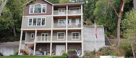 Three stories. Parking and main entrance on the mid level. Balconies every floor