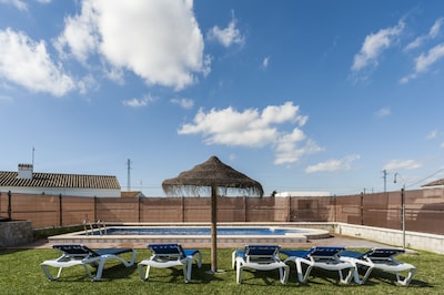 Chalet unifamiliar pareado con piscina compartida en Conil