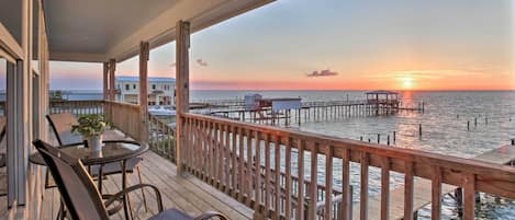 This New Orleans vacation rental is located directly on Lake Pontchartrain.